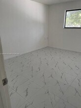 6975 NW 179th St in Hialeah, FL - Foto de edificio - Building Photo