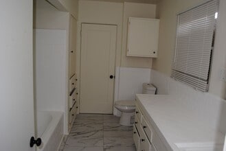 408 Oildale Dr in Bakersfield, CA - Building Photo - Building Photo