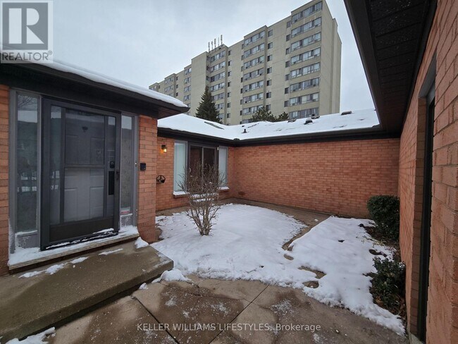 65 Fiddlers Green Rd in London, ON - Building Photo - Building Photo