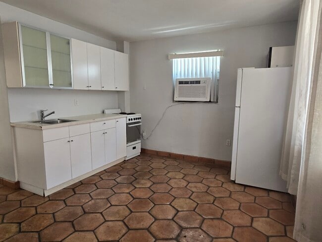 949 Pennsylvania Ave, Unit 311 in Miami Beach, FL - Foto de edificio - Building Photo