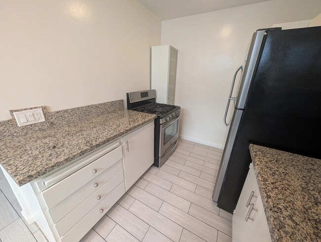 4150 Hillcrest Dr, Unit 3 in Los Angeles, CA - Building Photo - Building Photo