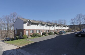 East Pointe Apartments in Waterbury, CT - Foto de edificio - Building Photo