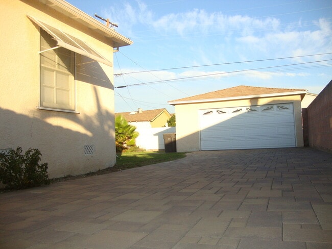 5106 Walnut Ave in Long Beach, CA - Building Photo - Building Photo