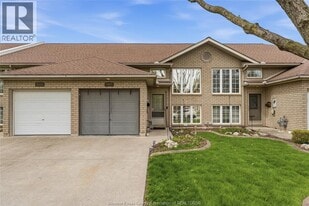 1022 Lexington Cir in Windsor, ON - Building Photo