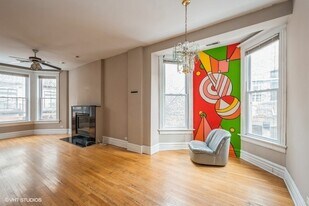 2015 W Saint Paul Ave, Unit 2 in Chicago, IL - Building Photo