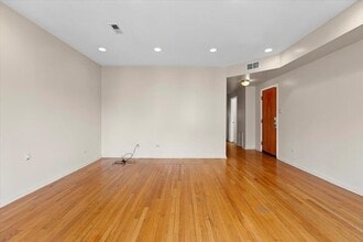 7443 S Jeffery Blvd in Chicago, IL - Building Photo - Building Photo