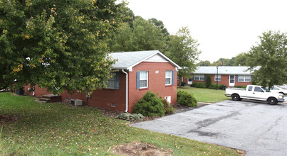 Lincoln Grove Apartments in Greensboro, NC - Building Photo - Building Photo