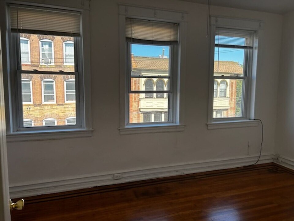 725 S 4th St in Philadelphia, PA - Building Photo