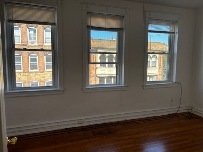 property at 725 S 4th St
