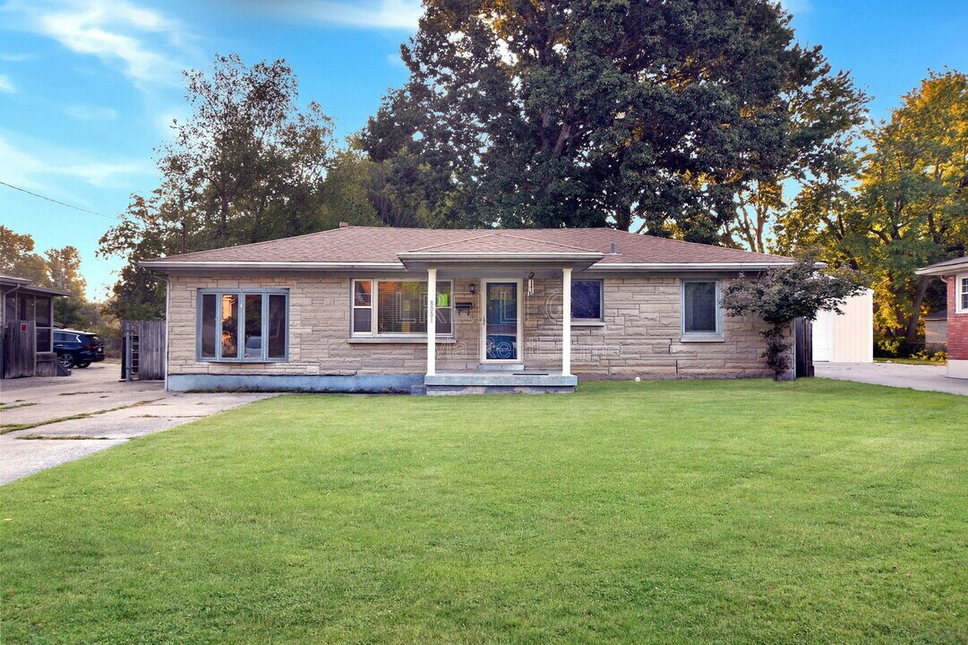 8001 Bluebonnet Rd in Louisville, KY - Building Photo