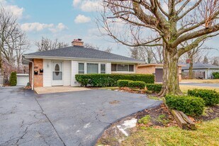 1595 N McKinley Rd in Lake Forest, IL - Building Photo