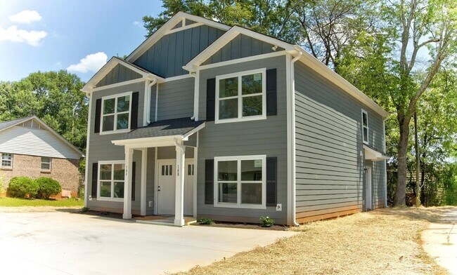 10 Berea Forest Cir in Greenville, SC - Building Photo - Building Photo