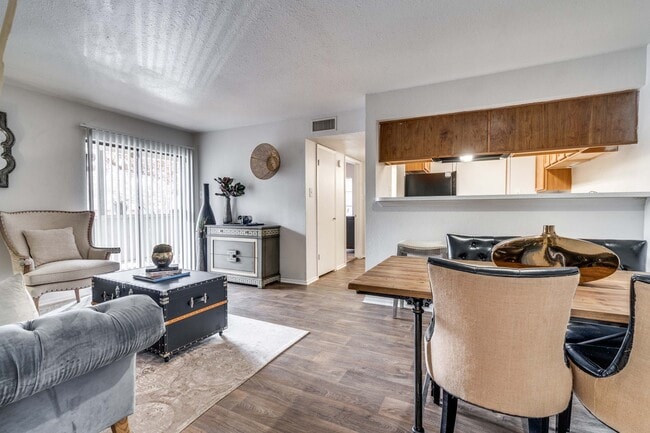 Foxwood in Austin, TX - Foto de edificio - Building Photo