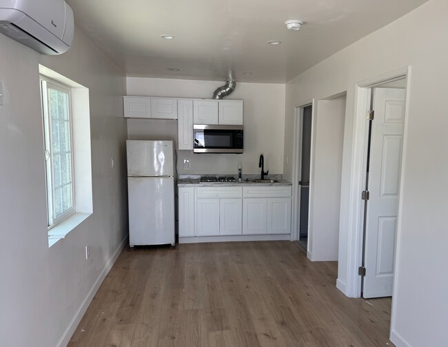 19339 Vanowen St in Reseda, CA - Foto de edificio - Building Photo