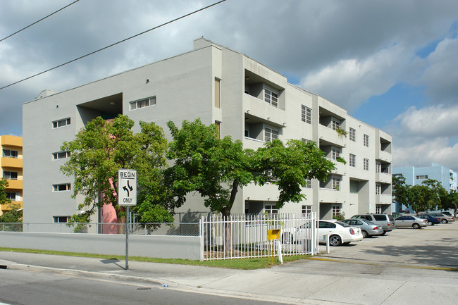 8025 NW 7th St in Miami, FL - Foto de edificio - Building Photo