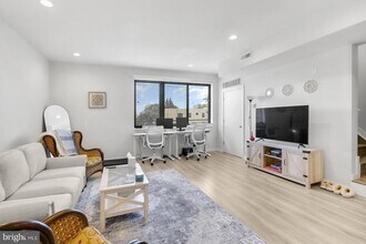 385 Martin St in Philadelphia, PA - Building Photo - Building Photo