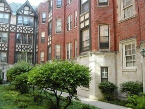 1643 W Touhy Ave, Unit 2N in Chicago, IL - Building Photo - Building Photo