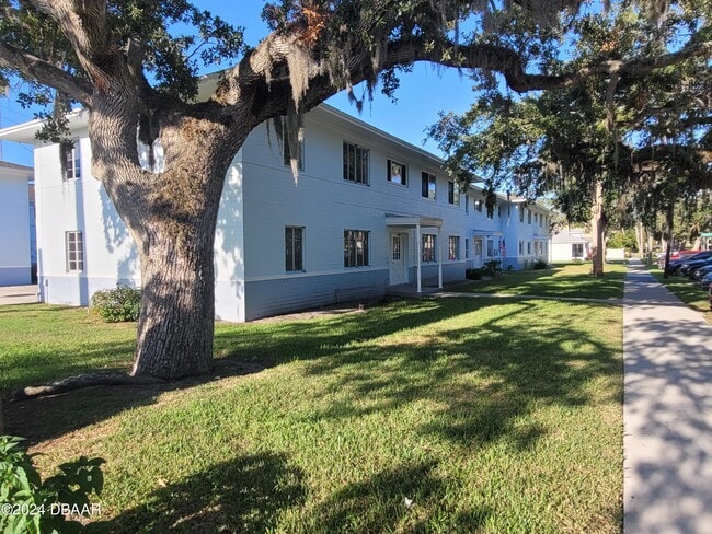 500 S Beach St in Daytona Beach, FL - Foto de edificio - Building Photo