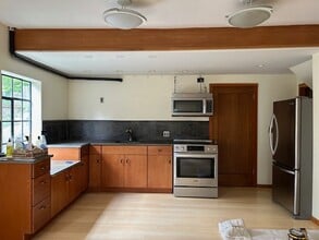 2230 NW Aspen Ave, Unit Basement Apartment in Portland, OR - Building Photo - Building Photo