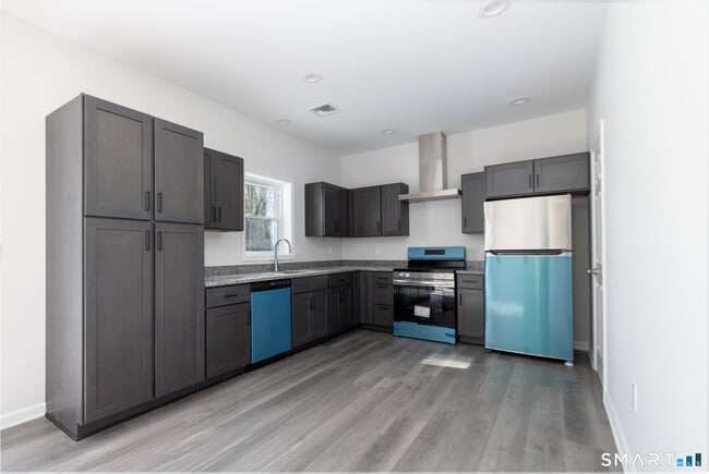 75 High St in Plymouth, CT - Building Photo - Building Photo