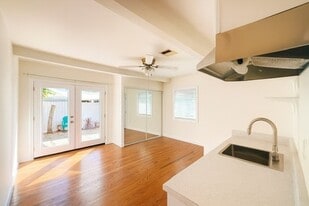 18902 Victory Blvd in Reseda, CA - Building Photo