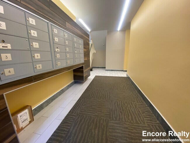 35 Park Dr, Unit 4 in Boston, MA - Foto de edificio - Building Photo