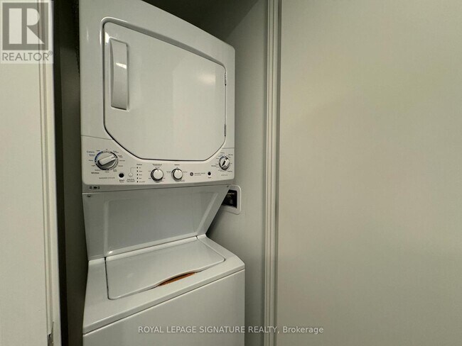 86 Dundas St E in Mississauga, ON - Building Photo - Building Photo