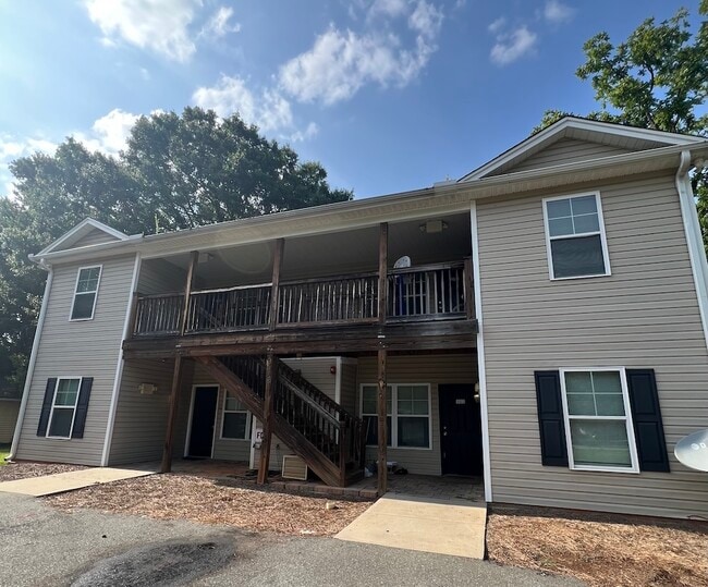 916 Avon Ave, Unit 202 in Burlington, NC - Building Photo - Building Photo