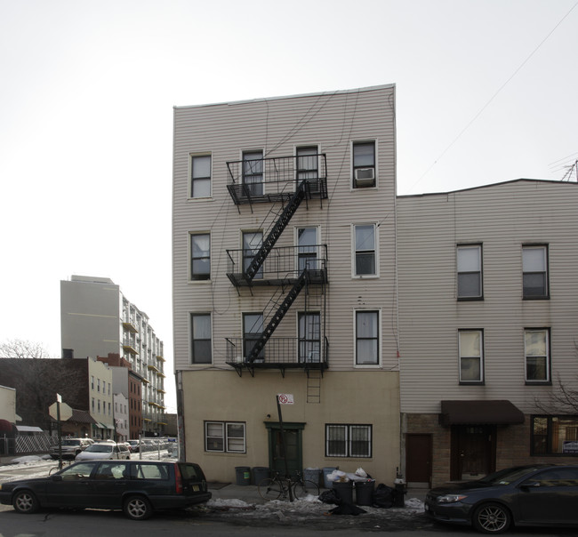 192 Greenpoint Ave in Brooklyn, NY - Foto de edificio - Building Photo