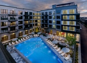 REV by Vermella in Belleville, NJ - Foto de edificio - Building Photo