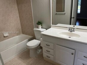 12540 Vista Isles Dr in Plantation, FL - Building Photo - Building Photo