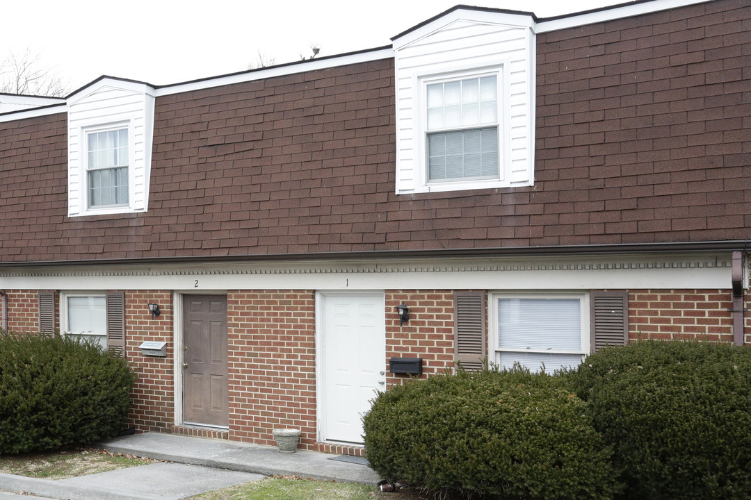 Raleigh Court in Winchester, VA - Building Photo