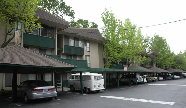 1400 Creekside Dr in Walnut Creek, CA - Foto de edificio - Building Photo