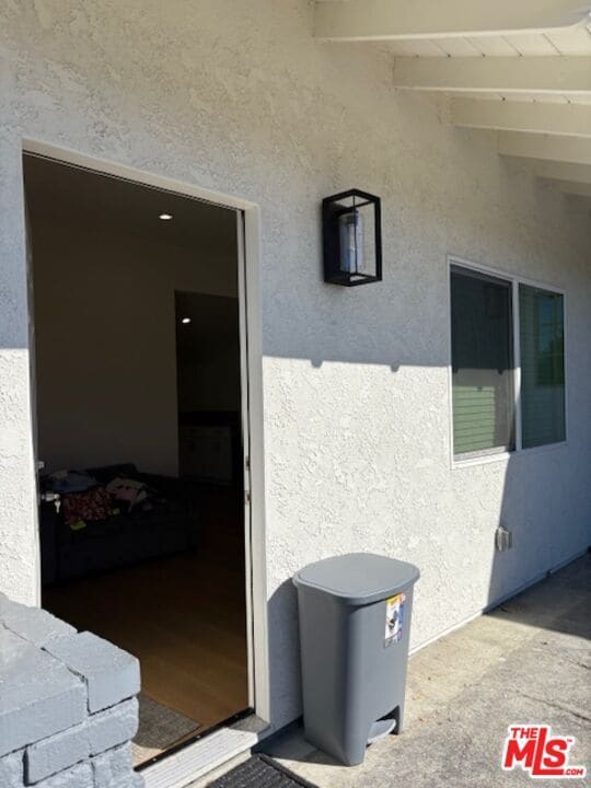 9736 Tujunga Canyon Pl in Los Angeles, CA - Building Photo - Building Photo