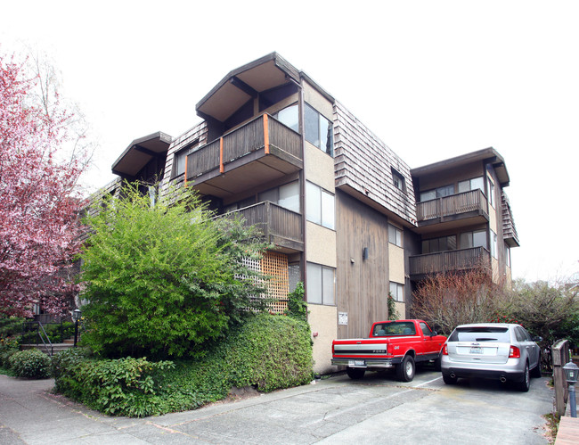 Lakeland Apartments in Seattle, WA - Building Photo - Building Photo