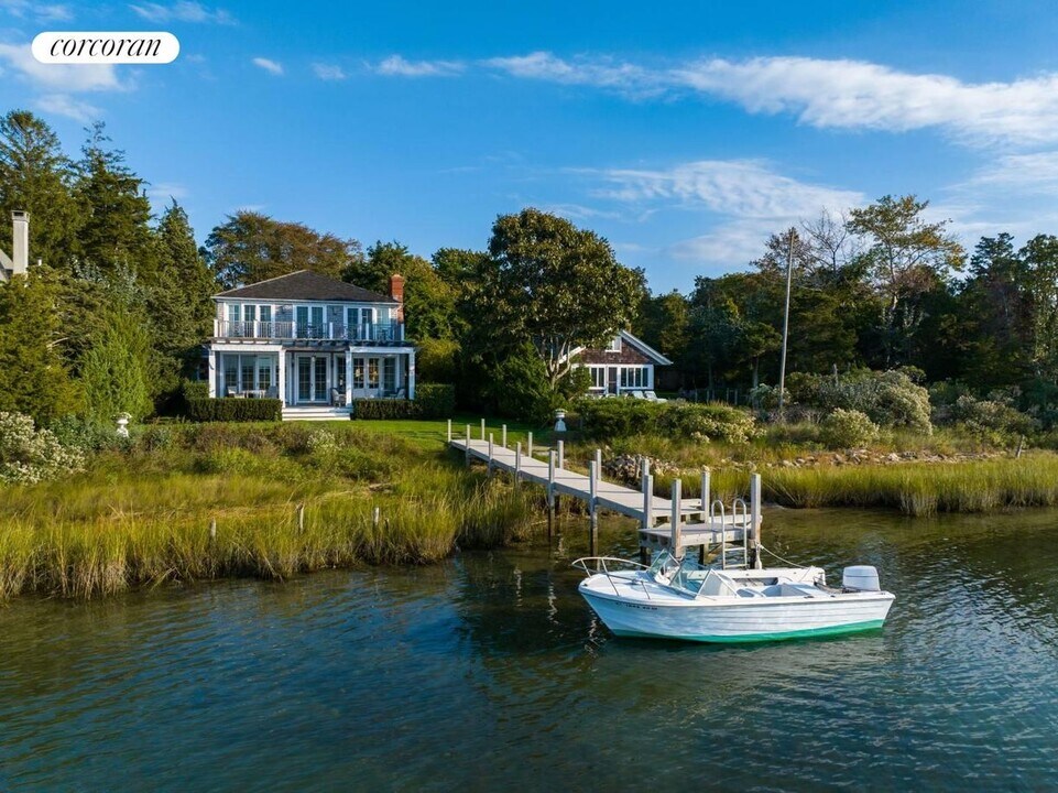 13 Norton Pl in Southampton, NY - Building Photo