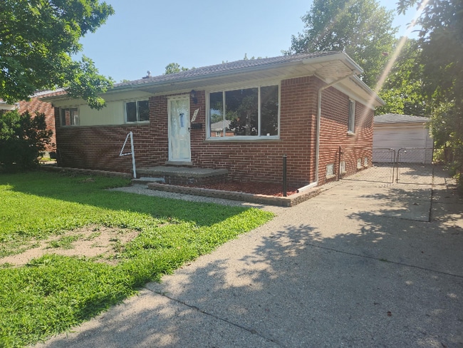 8635 N Evangeline St in Dearborn Heights, MI - Foto de edificio - Building Photo