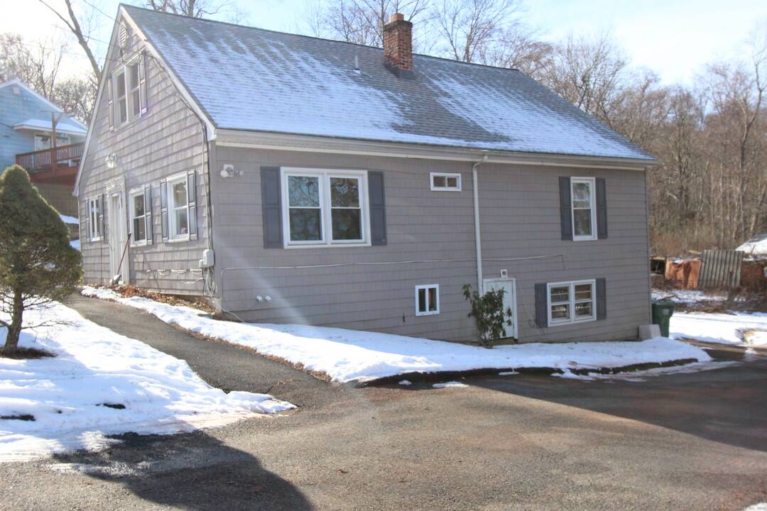 24 Brook St in Seymour, CT - Building Photo