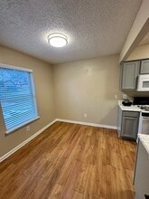 Runnymede in Austin, TX - Foto de edificio - Building Photo