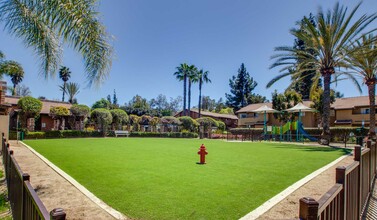 Hidden Cove Apartments in Escondido, CA - Foto de edificio - Building Photo