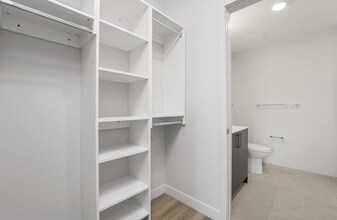 300 N Ashland Ave, Unit 2 in Chicago, IL - Building Photo - Building Photo