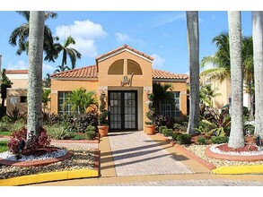 6292 NW 186th St, Unit 306 in Hialeah, FL - Building Photo - Building Photo