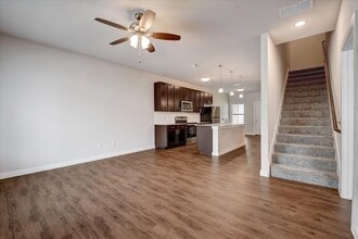 Townhomes at Bluebonnet Trails in Waxahachie, TX - Foto de edificio - Building Photo