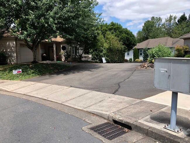 1990 Spicetree Ln SE in Salem, OR - Building Photo - Building Photo