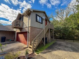 2710 E Gonzalez St in Pensacola, FL - Building Photo