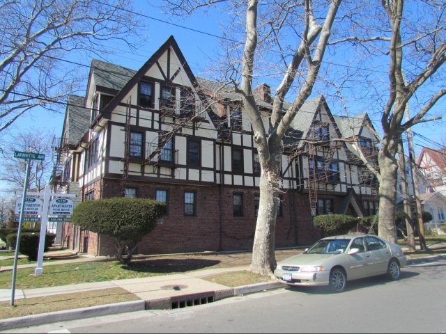 85 Van Cott Avenue in Hempstead, NY - Foto de edificio - Building Photo