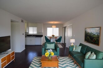 5921 Whitsett Ave, Unit 201 in Los Angeles, CA - Foto de edificio - Building Photo