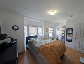 33 Roberts Rd, Unit 2R in Cambridge, MA - Foto de edificio - Building Photo