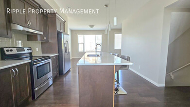 552 Panatella Walk NW in Calgary, AB - Building Photo - Building Photo