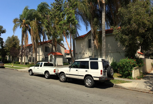 15338 Gundry Ave in Paramount, CA - Foto de edificio - Building Photo